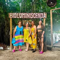 Grupo de viaje en playa con snorkel